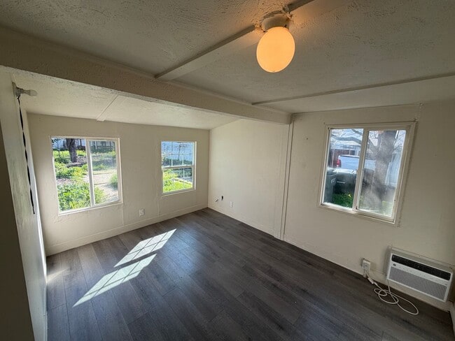 Building Photo - East Sac Bungalow Available!
