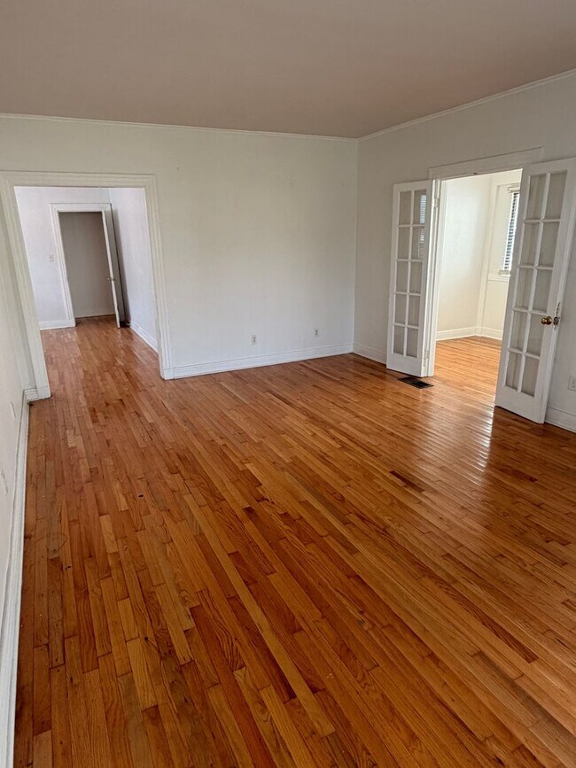 Building Photo - Large 3BD/2BA House Uptown with Driveway and Fenced Backyard