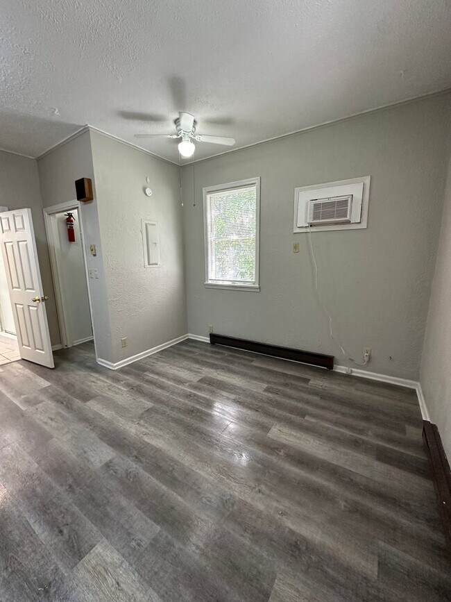 Building Photo - 2504 Main St