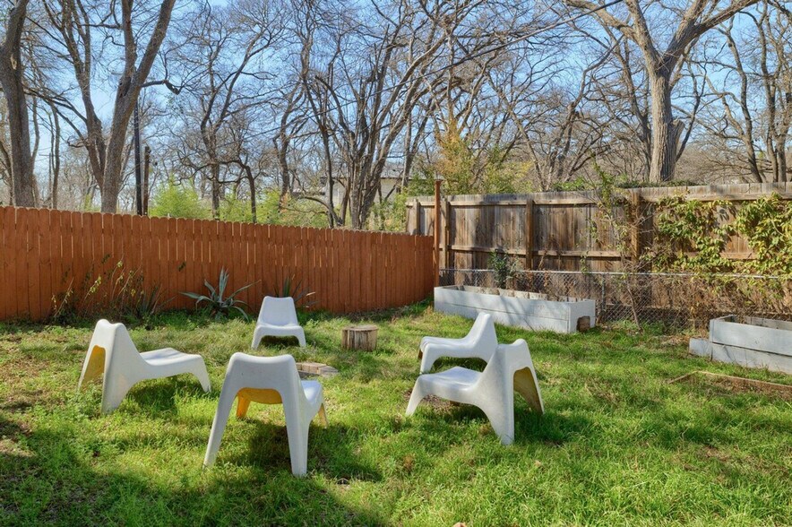 Building Photo - 2806 Rae Dell Ave