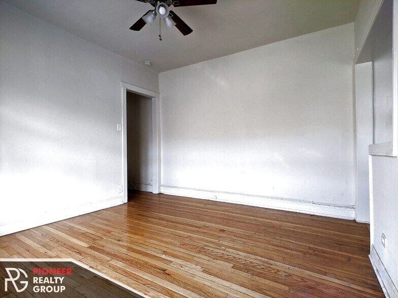 Building Photo - 730 W Roscoe St