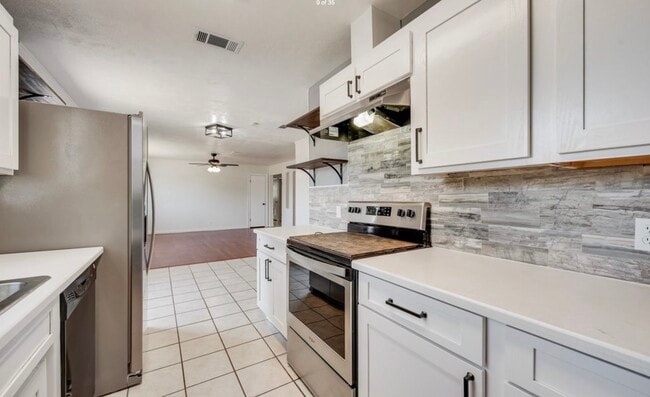 Building Photo - 411 Yorkshire Dr