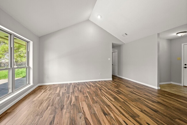 Building Photo - 9852 Hawthorne Dr