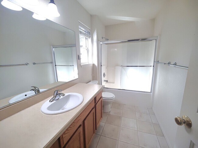 Building Photo - Beautiful 2x2.5 townhouse in NW Crossing! New hickory flooring coming soon!