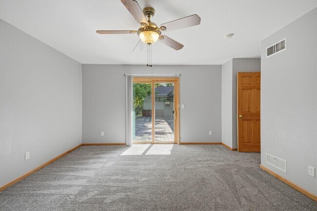 Building Photo - Willow Ridge