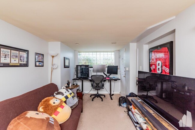 Primary Photo - 4 bedroom in Chicago IL 60613