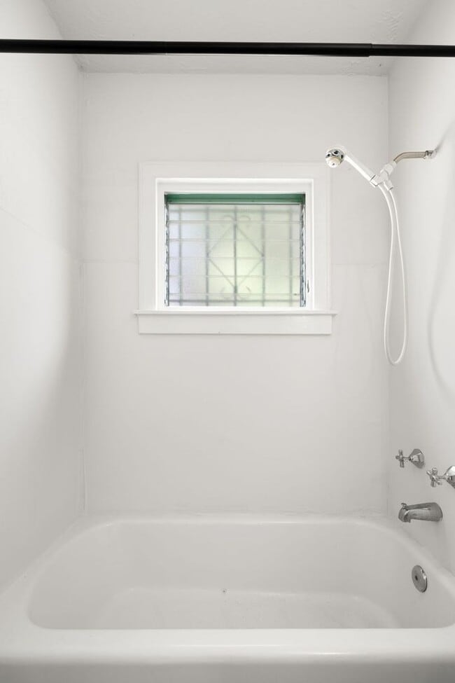 Building Photo - Historic Hyde Park Gem: Fully Renovated 2-...