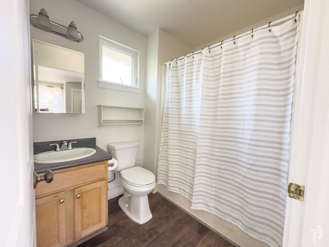 Building Photo - Sharp and Clean Chico Studio Apartment!