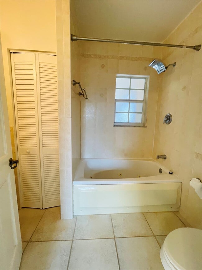 Building Photo - 2605 Bay Dr