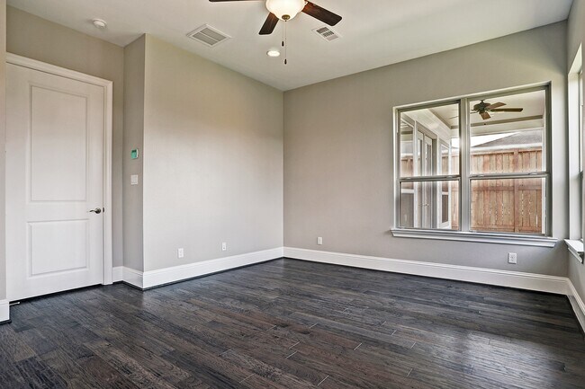 Building Photo - 4851 Benning Dr