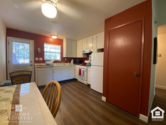 Building Photo - Furnished 2bd/2ba Condo!
