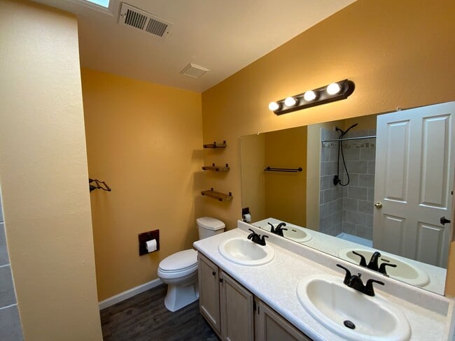 Building Photo - 2 Bedroom Single Story Home Available Near...