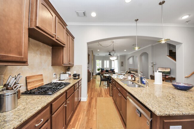 Building Photo - 584 Bomar St