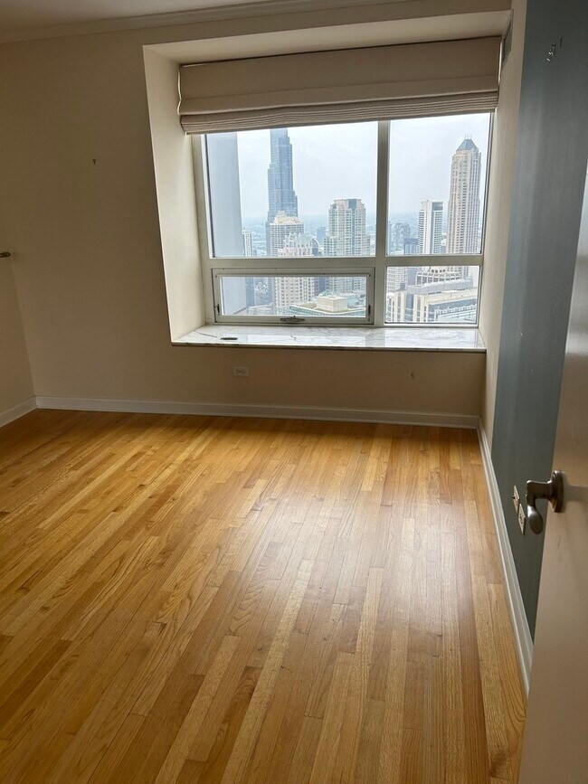 Building Photo - 512 N McClurg Ct