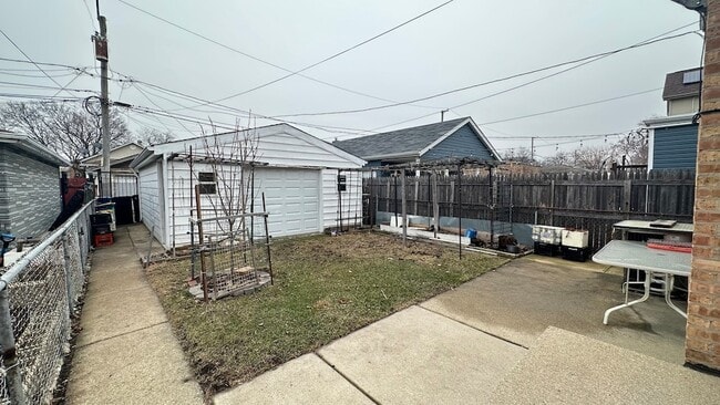 Building Photo - 4819 W Winnemac Ave