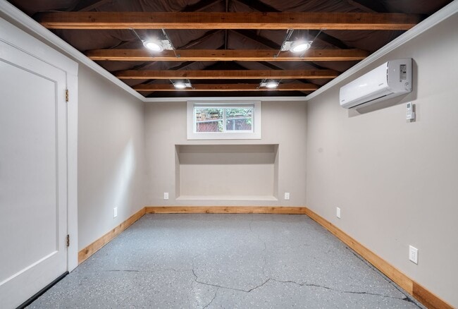 Building Photo - Charming remodeled craftsman blocks away f...