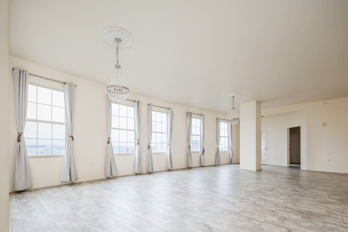 Building Photo - 475 W 12th Ave