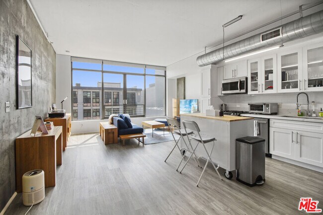 Primary Photo - 1111 S Grand Ave