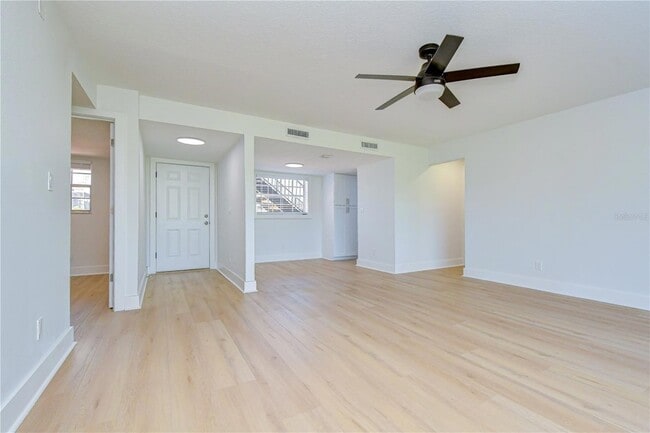 Building Photo - 200 Country Club Dr