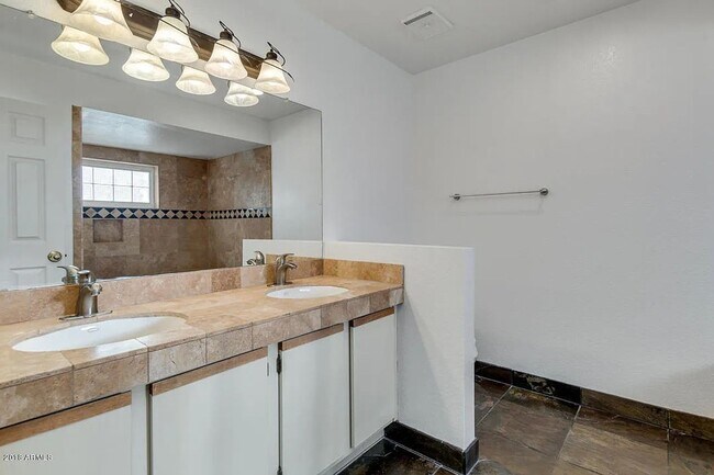 Building Photo - Renaissance Park Condo - Updated Penthouse...