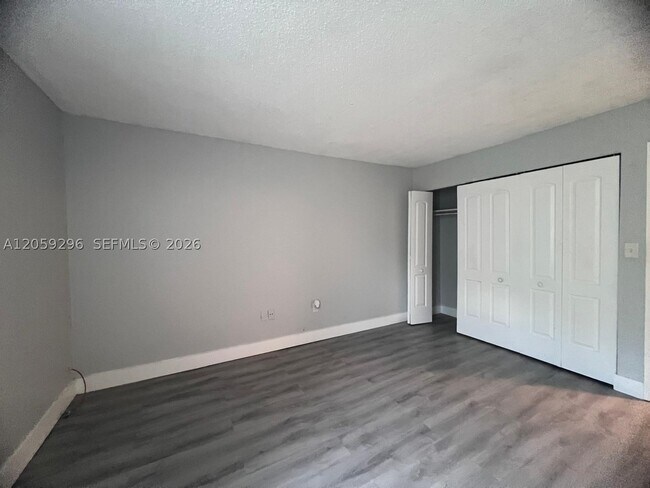 Building Photo - 8870 Fontainebleau Blvd