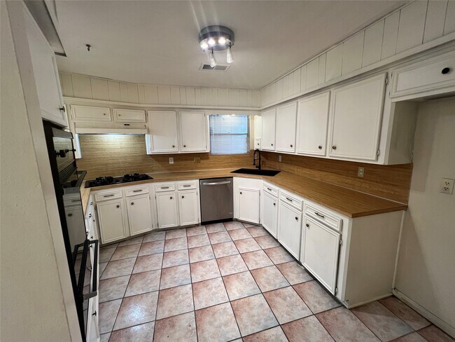 Building Photo - 6630 Trigate Dr