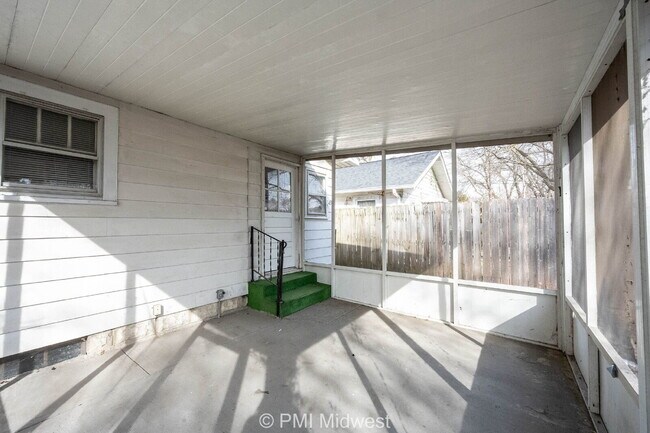 Building Photo - "Charming 2-Bedroom Retreat in Heart of In...