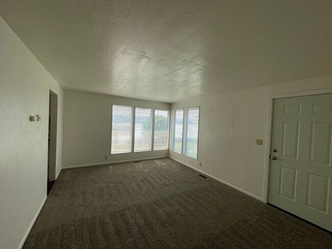 Building Photo - Prime Location! 2-Bed, 1-Bath Apartment with Lake Views and Near Downtown – Move-In Ready!