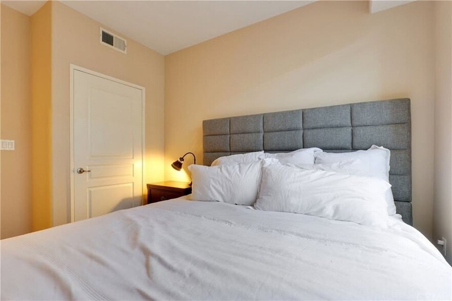 Building Photo - 2335 Watermarke Pl