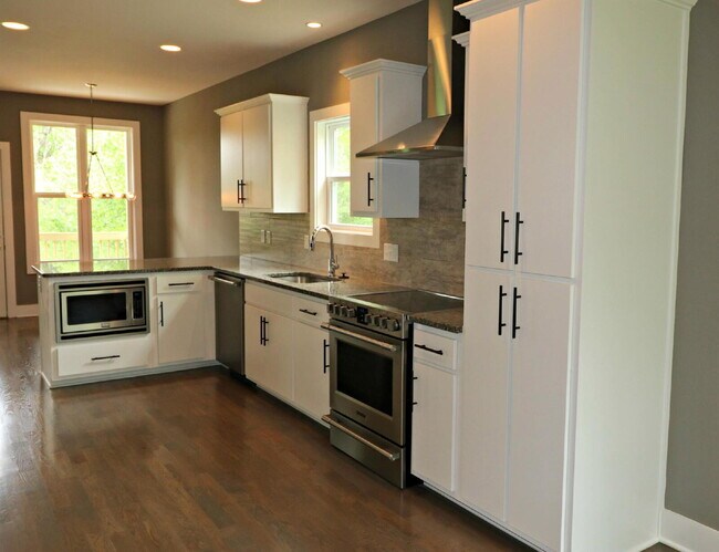 Building Photo - Spacious 4-Bedroom home minutes walk from the park!