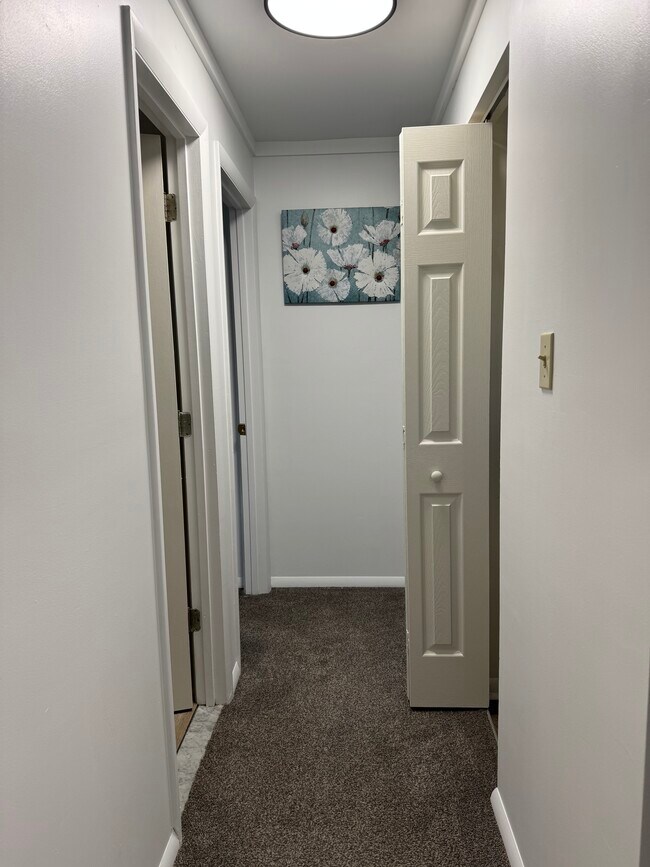 Building Photo - 1001 White Oak Rd