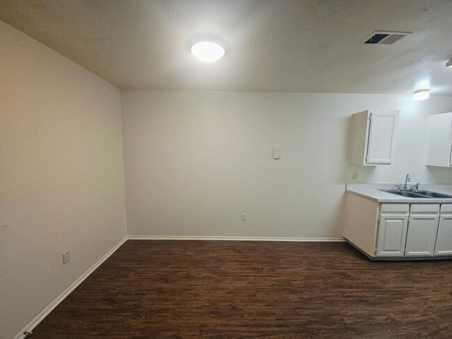 Building Photo - Perfect location in NRH!  Awesome duplex w...