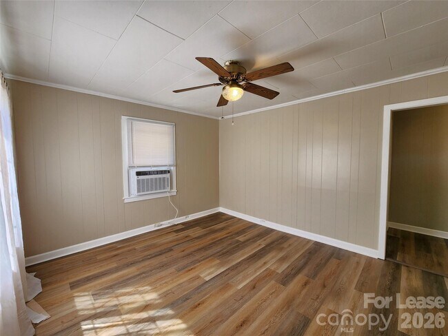 Building Photo - 1421 Midlake Ave