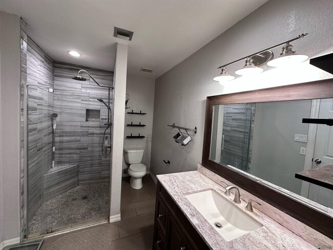 Building Photo - 3215 London Dr