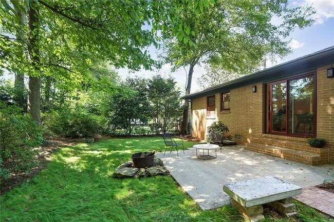 Building Photo - 1995 Commodore Ln