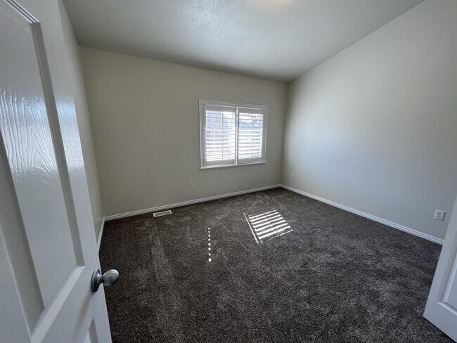 Building Photo - 202 E White Spruce Cv
