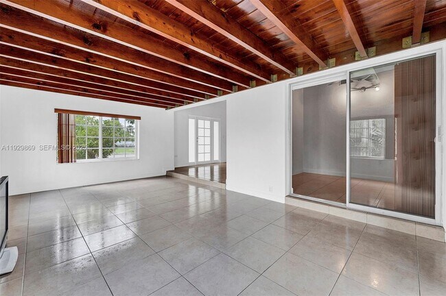 Building Photo - 361 SE 6th Ave