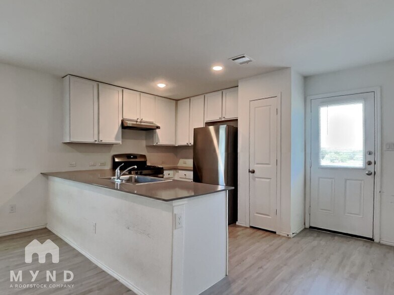Building Photo - 9007 Lunar Cove