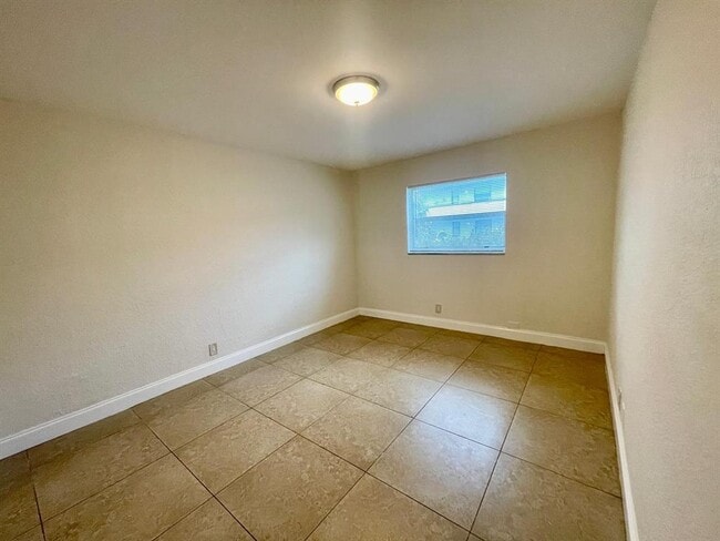 Building Photo - 601 NE 29th Dr