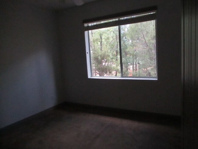Building Photo - 820 E Pine Ln