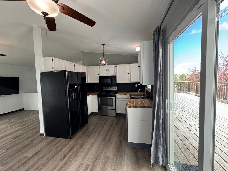 Building Photo - 7624 Montarbor Dr