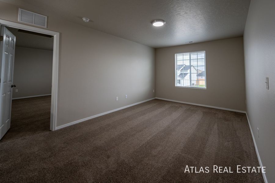 Building Photo - 20363 Stockbridge Way