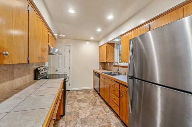 Building Photo - 6 Bedroom Home minutes from Saltwater Park...