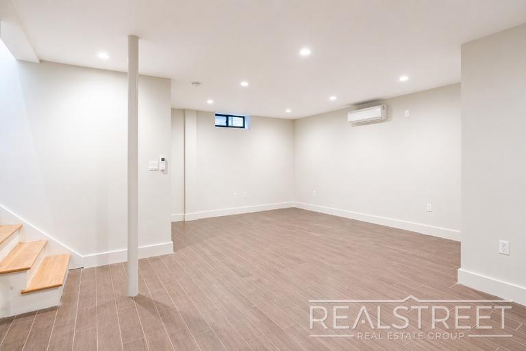 Building Photo - Spacious 2 Bed 1.5 Bath DUPLEX in Bed Stuy