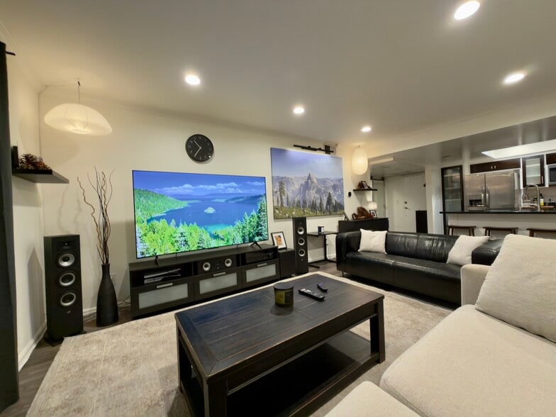 Living room - 2700 Cahuenga Blvd E