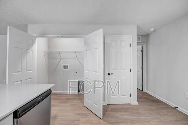 Building Photo - 5454 Amazon Ave