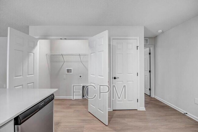 Building Photo - 5460 Amazon Ave