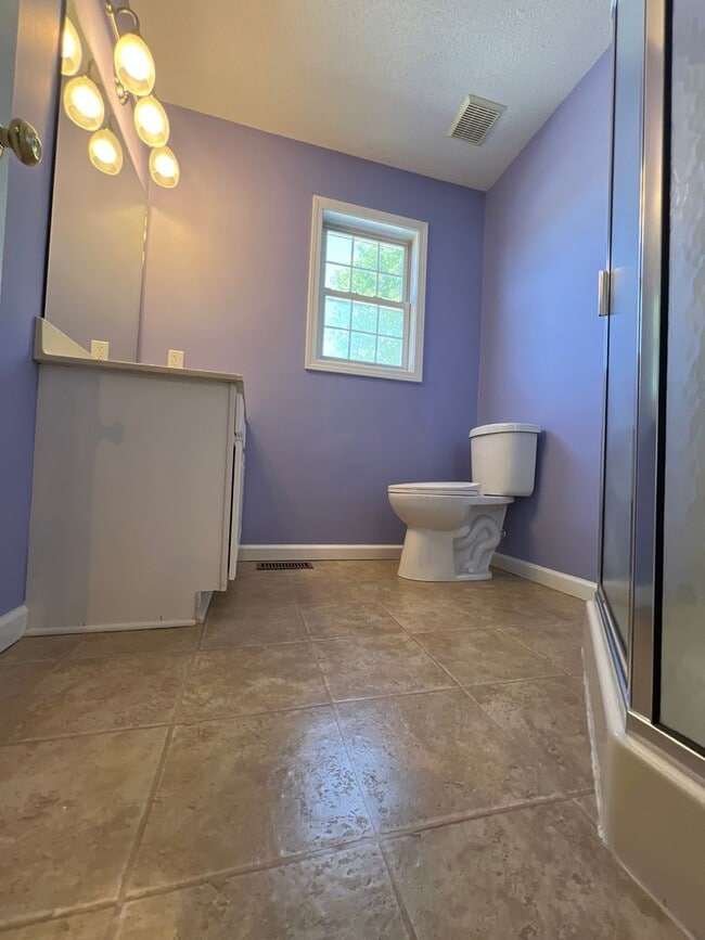 Building Photo - 2 Bedroom Condo! Available AUGUST 2026!  M...