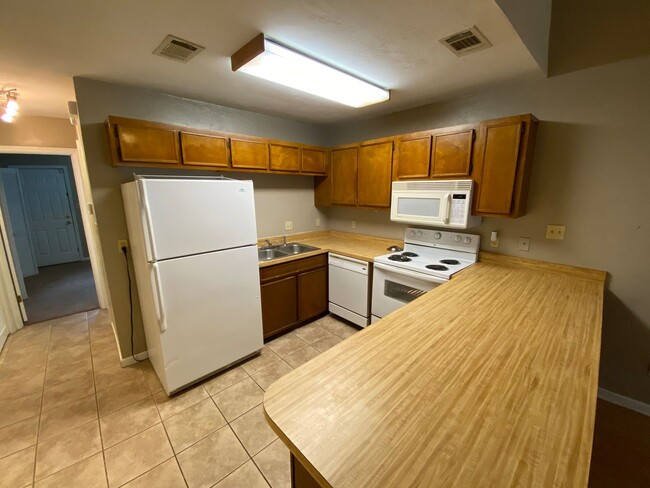 Building Photo - 2/2 Townhome in Continental Oaks Community...