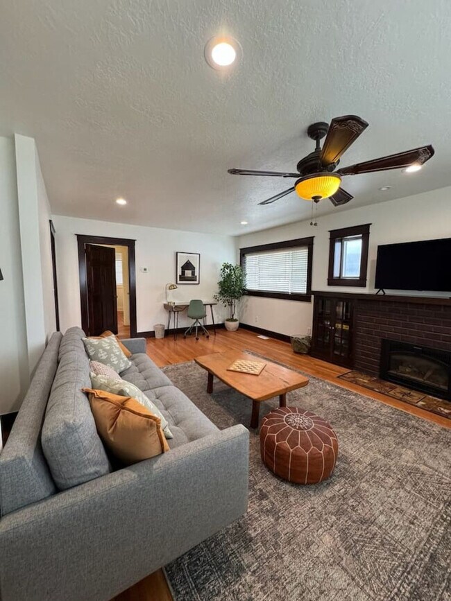 Primary Photo - 3076 Melbourne St